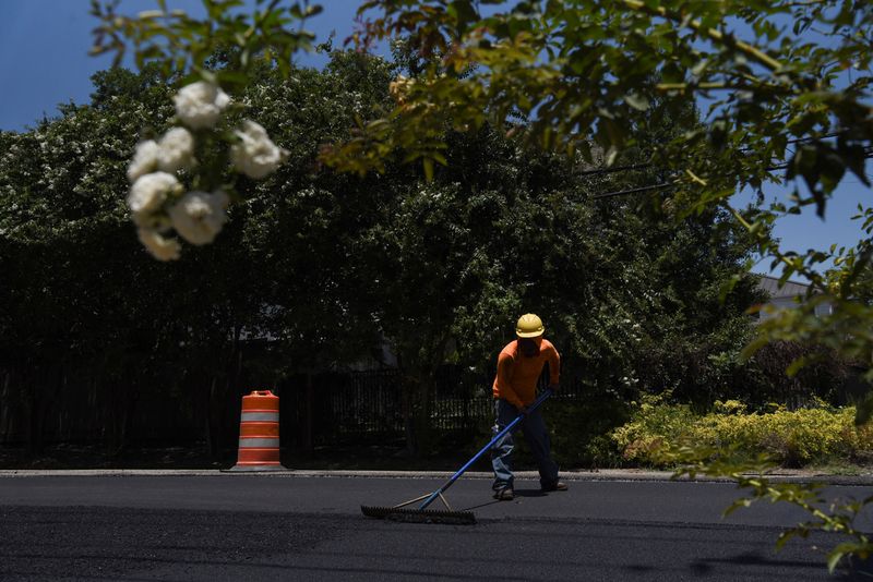 &copy; Reuters. A construction worker helps repave a road during a period of hot weather in Houston, Texas, U.S. June 27, 2023. REUTERS/Callaghan O’Hare/File photo
