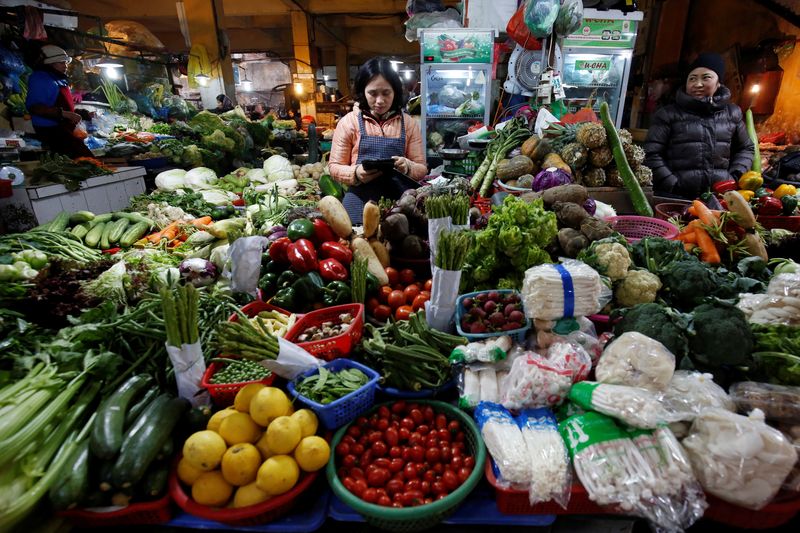 &copy; Reuters. Women sell vegetables at a market in Hanoi, Vietnam January 31, 2018. REUTERS/Kham/File Photo
