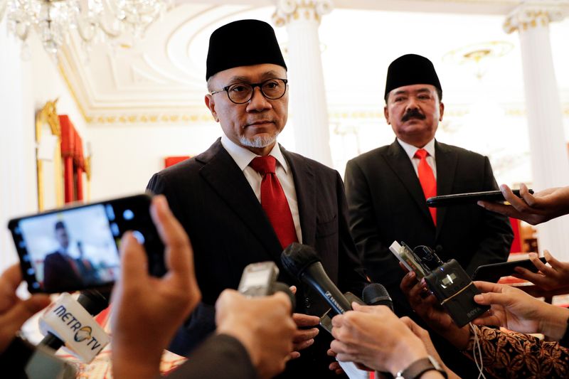 &copy; Reuters. FILE PHOTO: Newly appointed Indonesian Trade Minister Zulkifli Hasan looks on as he speaks to the media alongside Minister of Agrarian Affairs and Spatial Planning Hadi Tjahjanto, who was Indonesia's military chief, following their inauguration at a Presi