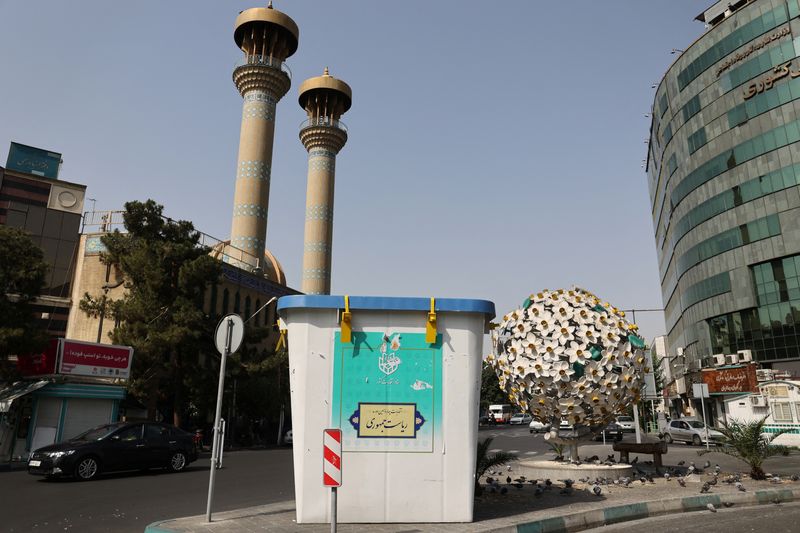 © Reuters. A view shows a symbolic ballot box for the presidential election in a street in Tehran, Iran June 29, 2024. Majid Asgaripour/WANA (West Asia News Agency) via REUTERS 