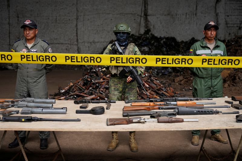 &copy; Reuters. Members of the Ecuadoran armed forces stand in front of seized firearms to be destroyed at a steel plant, in Guayaquil, Ecuador May 30, 2024. REUTERS/Santiago Arcos