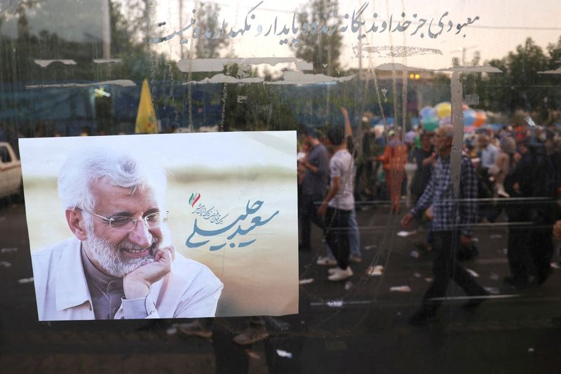 © Reuters. FILE PHOTO: A poster of Iranian presidential candidate Saeed Jalili is seen on a street in Tehran, Iran, June 25, 2024. Majid Asgaripour/WANA (West Asia News Agency) via REUTERS/File Photo