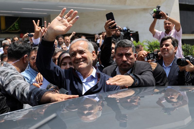 &copy; Reuters. FILE PHOTO: Presidential candidate Masoud Pezeshkian waves to supporters on the day of the presidential election to choose a successor to Ebrahim Raisi following his death in a helicopter crash, in Tehran, Iran June 28, 2024.Majid Asgaripour/WANA (West As