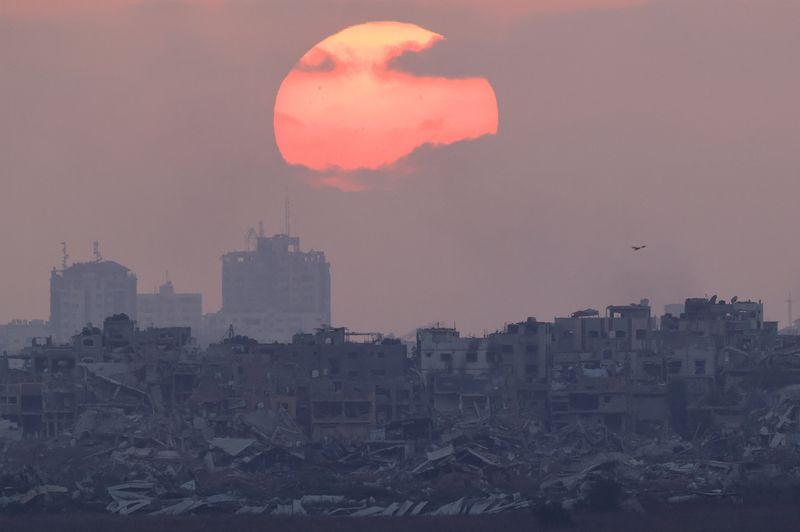 © Reuters. The sun sets over Gaza, amid the Israel-Hamas conflict, as seen from Israel, June 27, 2024. REUTERS/Amir Cohen