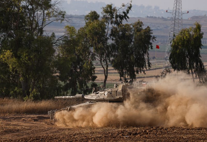 &copy; Reuters. An Israeli tank manoeuvres near the Israel-Gaza border, amid the Israel-Hamas conflict, in Israel, June 27, 2024. REUTERS/Amir Cohen/File Photo