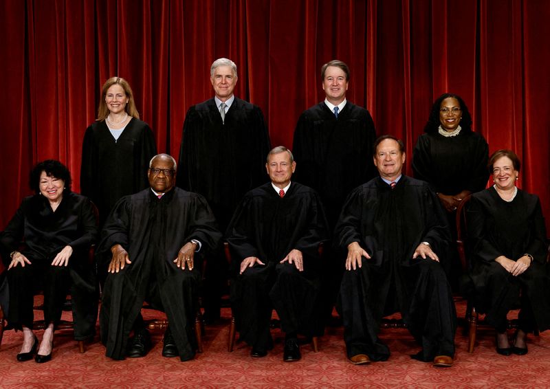 © Reuters. FILE PHOTO: U.S. Supreme Court justices pose for their group portrait at the Supreme Court in Washington, U.S., October 7, 2022. Seated (L-R): Justices Sonia Sotomayor, Clarence Thomas, Chief Justice John G. Roberts, Jr., Samuel A. Alito, Jr. and Elena Kagan. Standing (L-R): Justices Amy Coney Barrett, Neil M. Gorsuch, Brett M. Kavanaugh and Ketanji Brown Jackson. REUTERS/Evelyn Hockstein/File Photo