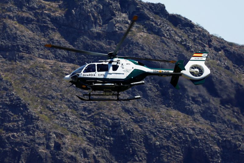 &copy; Reuters. FILE PHOTO: A Guardia Civil helicopter searches for the young Briton Jay Slater in the Masca ravine, on the island of Tenerife, Spain, June 29, 2024. REUTERS/Borja Suarez/File Photo
