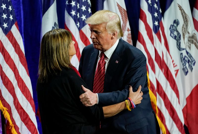 © Reuters. Donald Trump and Michelle Root, Des Moines, Iowa, June 11, 2019. REUTERS/Kevin Lamarque