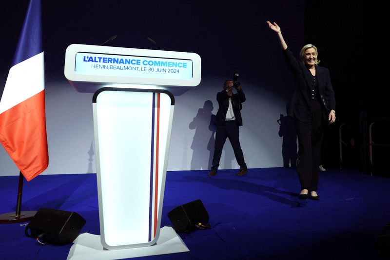 © Reuters. Marine Le Pen, French far-right leader and far-right Rassemblement National (National Rally - RN) party candidate, reacts on stage after partial results in the first round of the early French parliamentary elections in Henin-Beaumont, France, June 30, 2024. REUTERS/Yves Herman