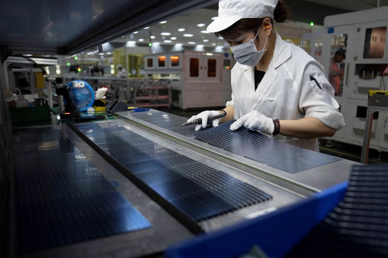 © Reuters. FILE PHOTO: An employee works on the production line for solar panels at a factory of GCL System Integration Technology in Hefei, Anhui province, China May 16, 2024.  China Daily via REUTERS/File Photo