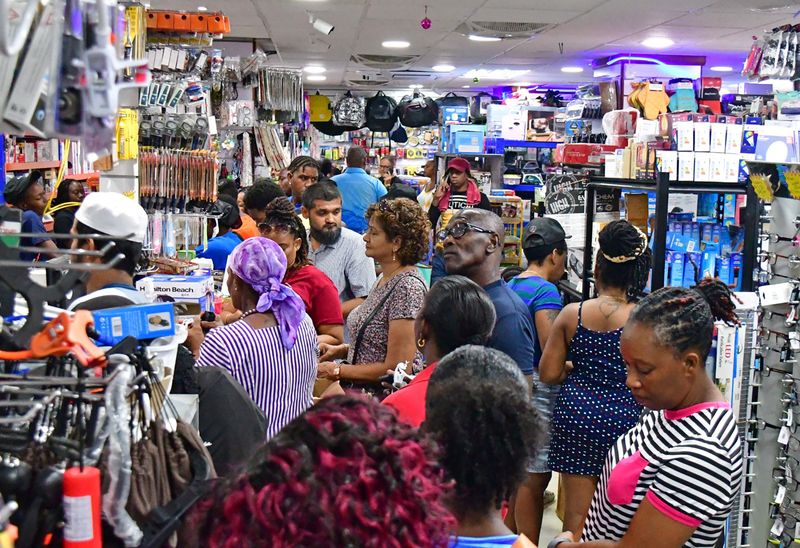 © Reuters. People shop before the arrival of Hurricane Beryl, Bridgetown, Barbados, June 30, 2024. REUTERS/Nigel R Browne