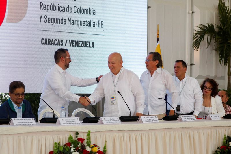 © Reuters. File photo: Otty Patino, Peace Commissioner Counselor, shake hands with Yvan Gil, Venezuela's Foreign Minister during a press conference after the start of peace talks between Colombia's government and the Segunda Marquetalia armed group in Caracas, Venezuela, June 24, 2024. REUTERS/Leonardo Fernandez Viloria