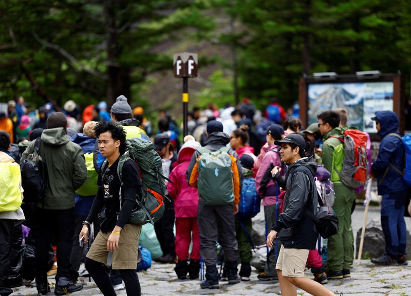 © Reuters. Climbers and visitors gather on the first day of the climbing season at Fuji Yoshidaguchi Trail (Yoshida Route) at the fifth station on the slopes of Mount Fuji, in Fujiyoshida, Yamanashi Prefecture, Japan July 1, 2024. REUTERS/Issei Kato