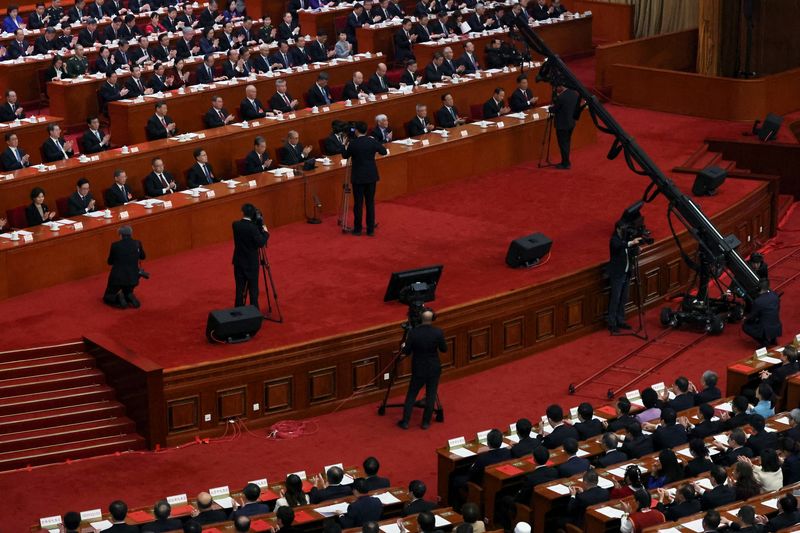 © Reuters. FILE PHOTO: Chinese officials and delegates applaud at the closing session of the National People's Congress (NPC) at the Great Hall of the People in Beijing, China March 11, 2024. REUTERS/Florence Lo/File Photo