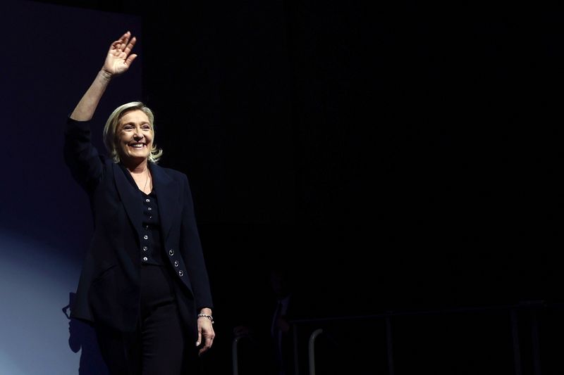 &copy; Reuters. Marine Le Pen, leader dell'estrema destra francese e candidata del partito Rassemblement National (RN), reagisce sul palco dopo i risultati parziali del primo turno delle elezioni parlamentari francesi anticipate a Henin-Beaumont, Francia, 30 giugno 2024.