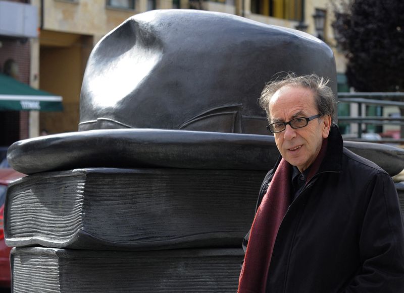 © Reuters. FILE PHOTO: Albanian writer Ismail Kadare poses for photographers in Oviedo October 22, 2009. REUTERS/Eloy Alonso/File Photo