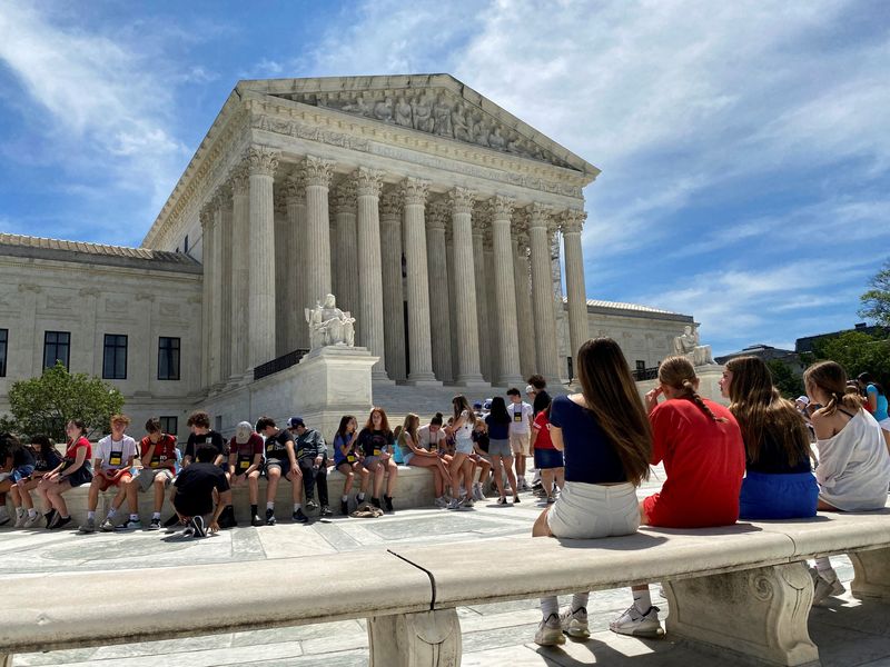 &copy; Reuters. FILE PHOTO: A general view of the U.S. Supreme Court building, with members of a student group in the foreground, in Washington, U.S., June 1, 2024. REUTERS/Will Dunham/File Photo