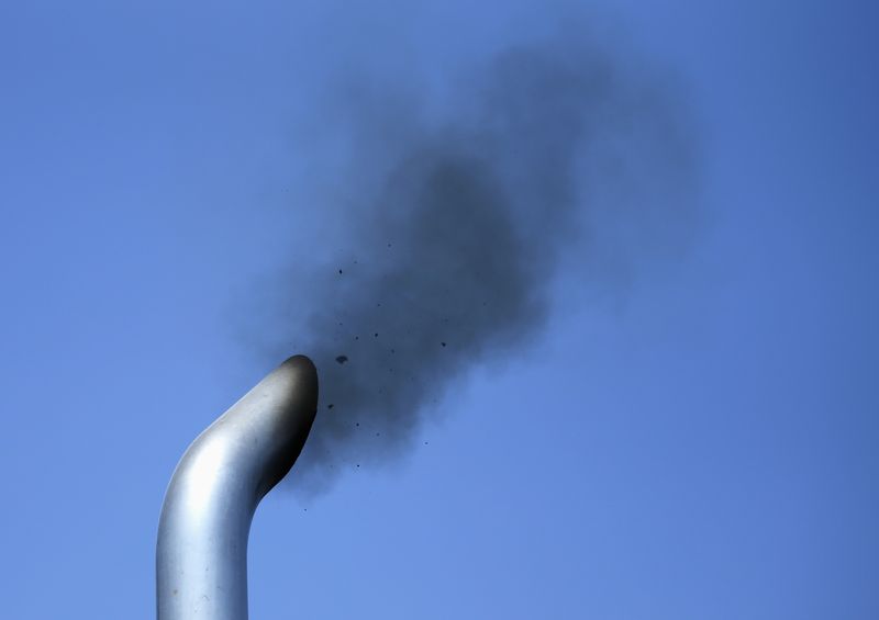 © Reuters. FILE PHOTO: A truck engine is tested for pollution exiting its exhaust pipe as California Air Resources field representatives (unseen) work a checkpoint set up to inspect heavy-duty trucks traveling near the Mexican-U.S. border in Otay Mesa, California September 10, 2013. REUTERS/Mike Blake   