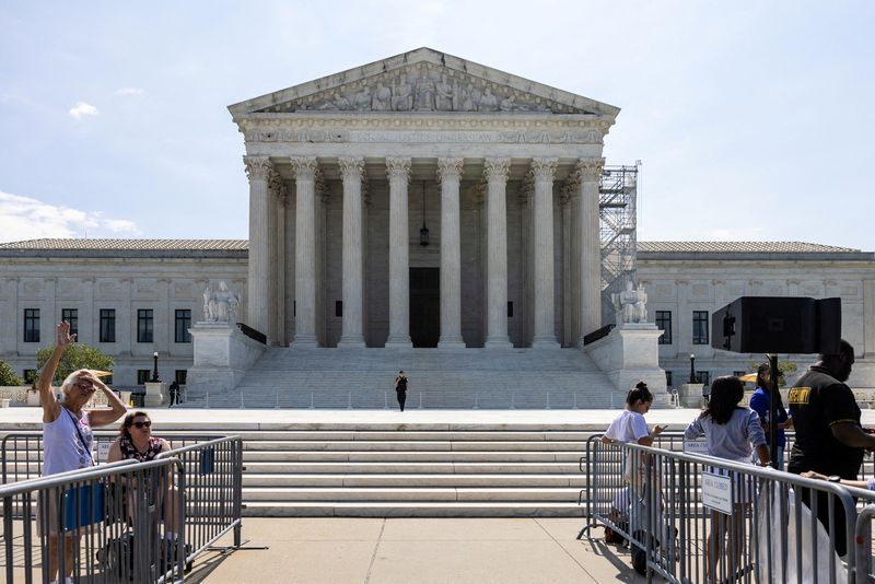 &copy; Reuters. FILE PHOTO: Demonstrators gather outside the U.S. Supreme Court as justices issue rulings in the cases of Fischer v. United States, Loper Bright Enterprises v. Raimondo, and City of Grants Pass v. Johnson, in Washington, U.S., June 28, 2024. REUTERS/Anna 