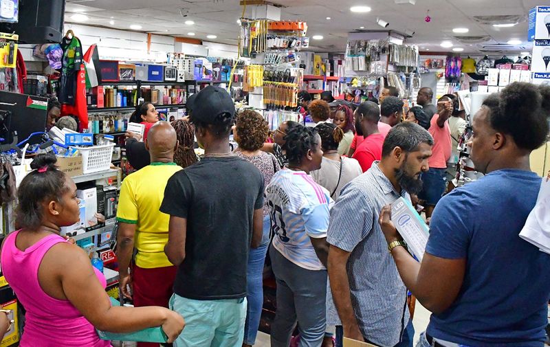 &copy; Reuters. FILE PHOTO: People shop for supplies in a supermarket ahead of the arrival of Hurricane Beryl in Bridgetown, Barbados June 30, 2024.  REUTERS/Nigel R Browne/File Photo
