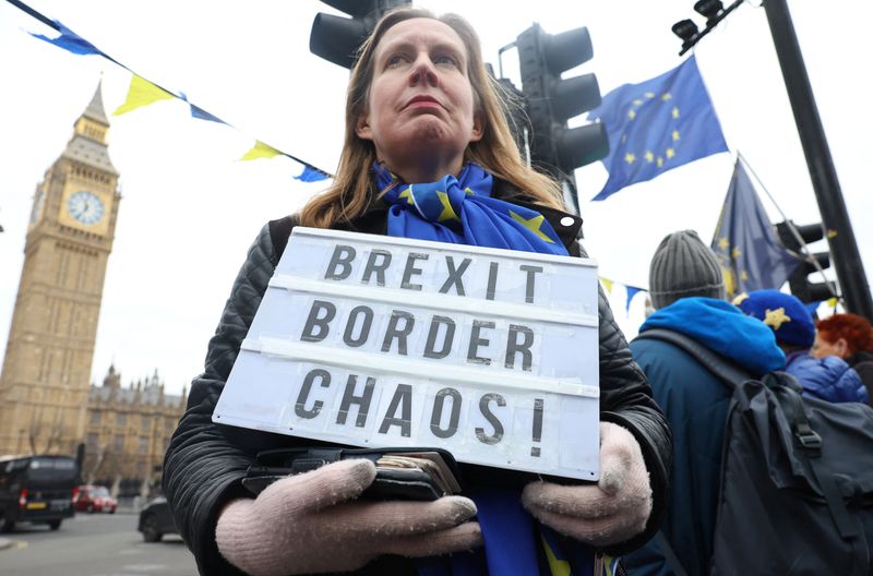 &copy; Reuters. Manifestantes contrários ao Brexit protestam perto do Parlamento britânico, em Londresn31/01/2024 REUTERS/Toby Melville