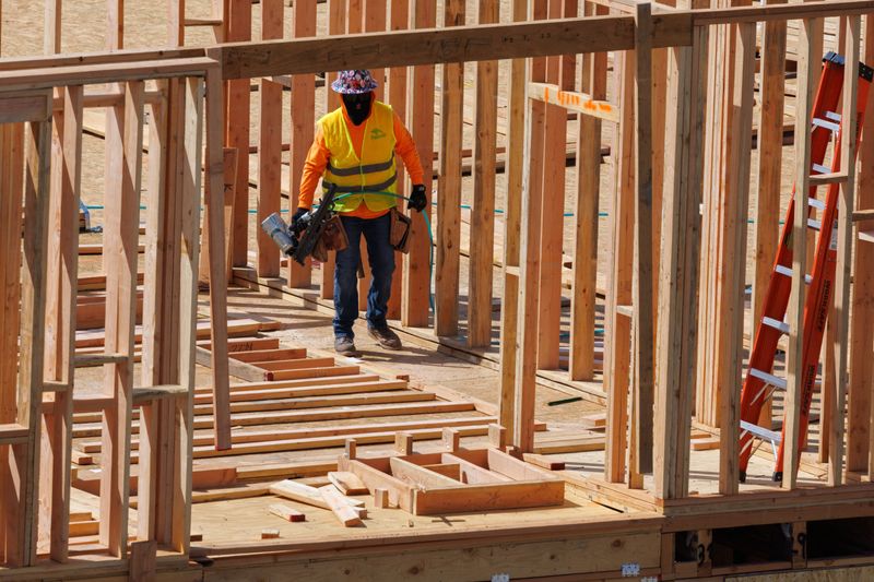 &copy; Reuters. FILE PHOTO: A construction worker works at a Lennar residential housing development called Junipers in San Diego, California, U.S., June 18, 2024.   REUTERS/Mike Blake/File Photo