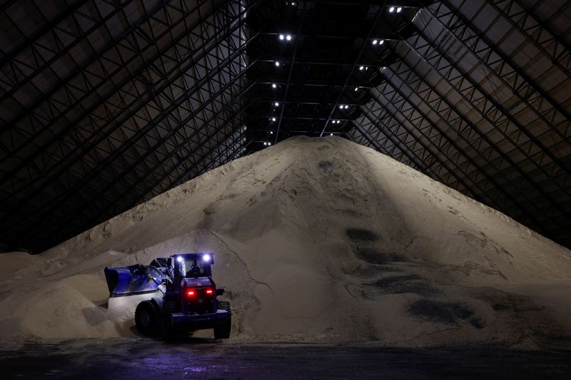 &copy; Reuters. Trator movimenta açúcar bruto em armazém no porto de Santosn25/05/2023nREUTERS/Amanda Perobelli