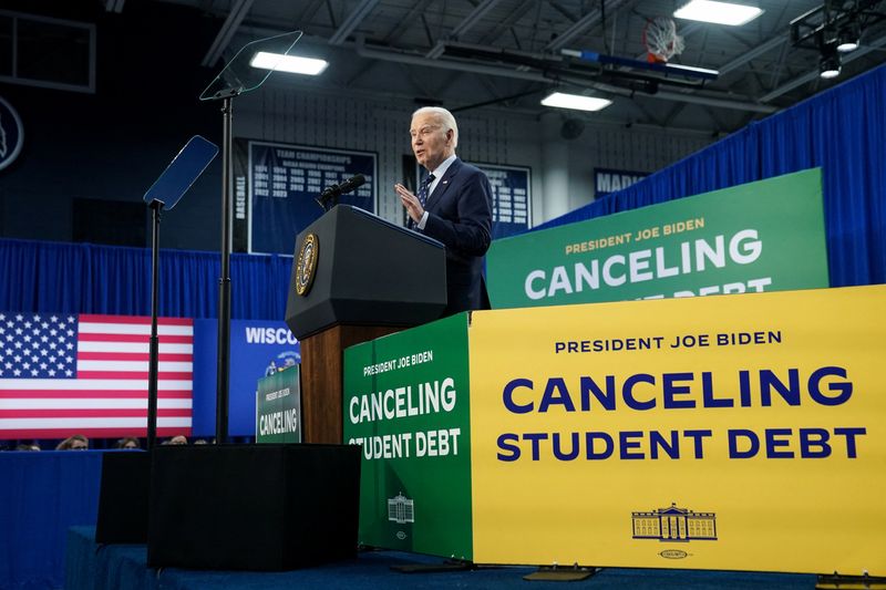 © Reuters. FILE PHOTO: U.S. President Joe Biden speaks as he announces a new plan for federal student loan relief during a visit to Madison Area Technical College Truax Campus, in Madison, Wisconsin, U.S, April 8, 2024. REUTERS/Kevin Lamarque