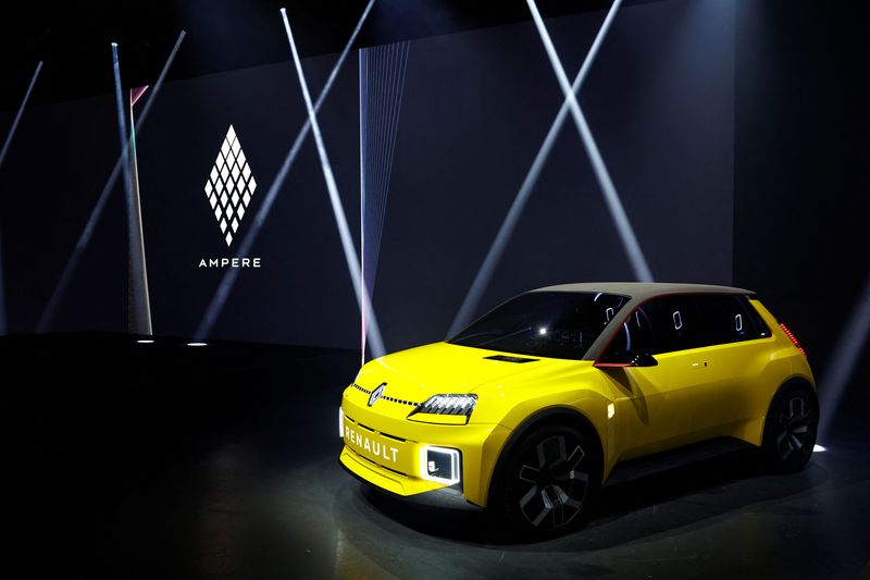 © Reuters. FILE PHOTO: A Renault 5 E-TECH Electric Prototype car is displayed during Renault Group capital market day for its new electric vehicle unit Ampere, in Paris, France, November 15, 2023. REUTERS/Gonzalo Fuentes/File Photo