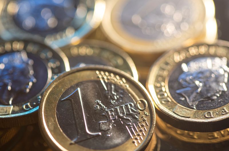 &copy; Reuters. Monete da un euro e da una sterlina britannica in questa foto del 9 novembre 2021. REUTERS/Dado Ruvic/Illustrazione/Fotogramman
