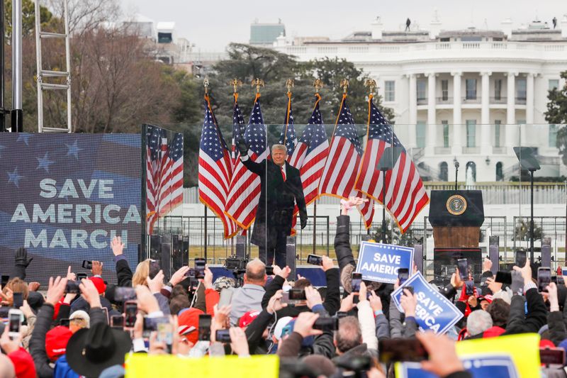 &copy; Reuters. Il presidente degli Stati Uniti Donald Trump saluta i sostenitori durante un comizio per contestare la certificazione dei risultati delle elezioni presidenziali del 2020 da parte del Congresso degli Stati Uniti, a Washington, Stati Uniti, 6 gennaio 2021. 