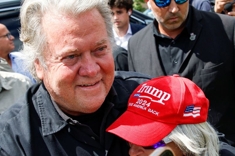 © Reuters. Steve Bannon, former top adviser to Donald Trump, greets supporters as he arrives to speak with media before he reports to prison at the U.S. federal correctional institution in Danbury, Connecticut, U.S., July 1, 2024. REUTERS/Eduardo Munoz