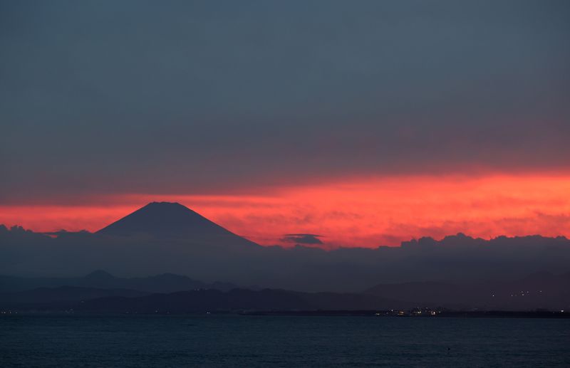 © Reuters. FILE PHOTO: Mount Fuji is seen from Enoshima island, in Fujisawa, south of Tokyo, Japan, August 11, 2021. Picture taken August 11, 2021. REUTERS/Molly Darlington/File Photo