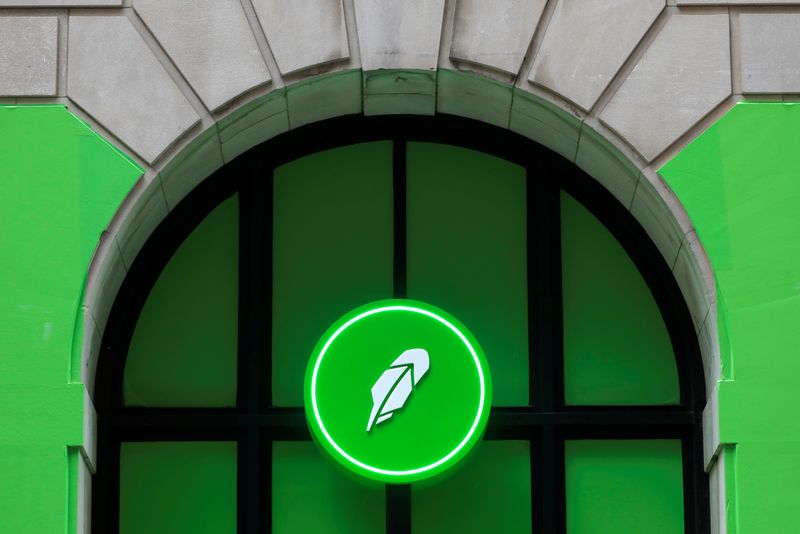 © Reuters. FILE PHOTO: The logo of Robinhood Markets, Inc. is seen at a pop-up event on Wall Street after the company's IPO in New York City, U.S., July 29, 2021.  REUTERS/Andrew Kelly/File Photo