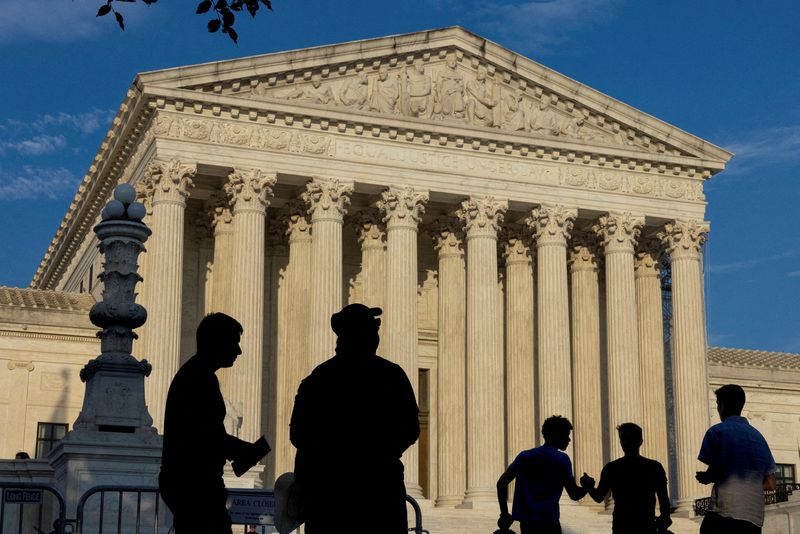© Reuters. FILE PHOTO: People gather outside the U.S. Supreme Court in Washington, U.S., June 29, 2024. REUTERS/Kevin Mohatt/File Photo