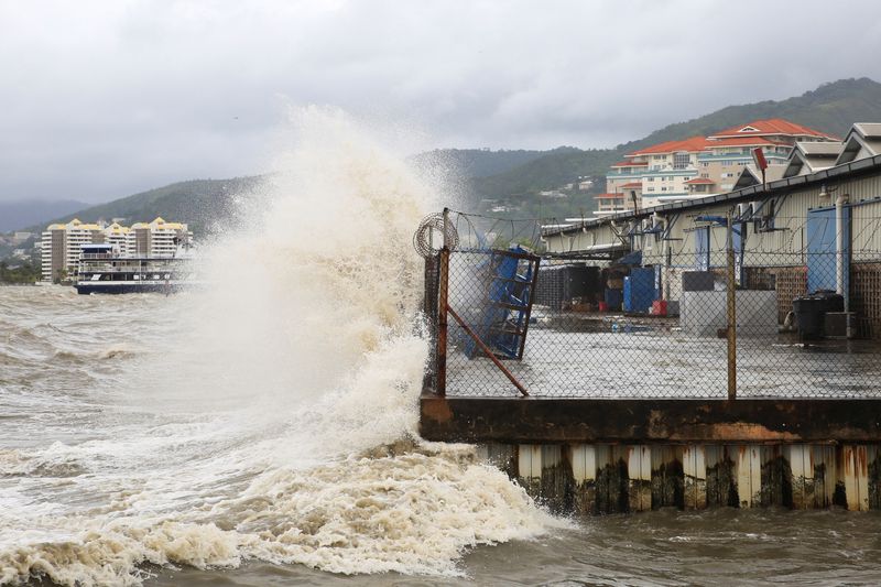 © Reuters. Waves crash into a sea wall after Hurricane Beryl made landfall, in Port of Spain, Trinidad and Tobago July 1, 2024. REUTERS/Andrea De Silva