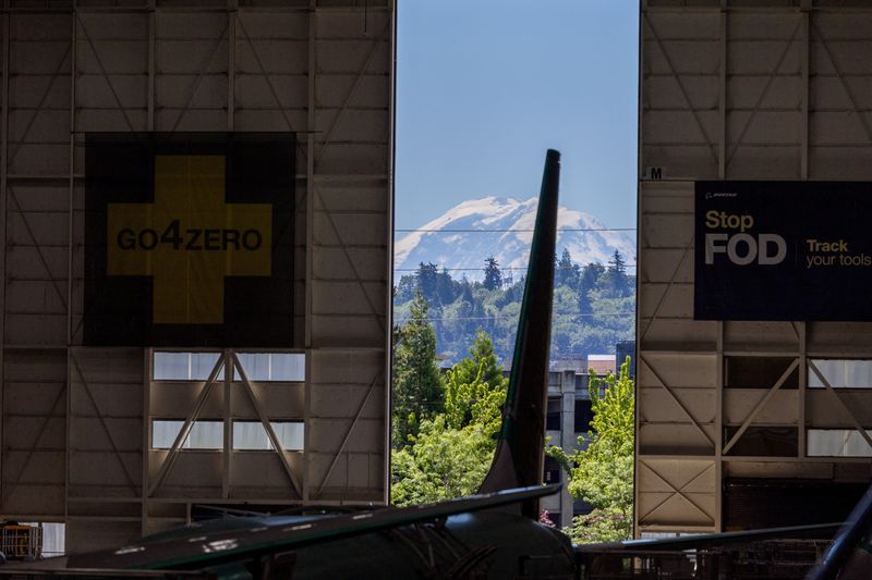 © Reuters. FILE PHOTO: Mount Rainier looms outside the open factory door as Boeing 737 MAX aircraft are assembled at the company's plant in Renton, Washington, U.S. June 25, 2024. Jennifer Buchanan/Pool via REUTERS/File Photo