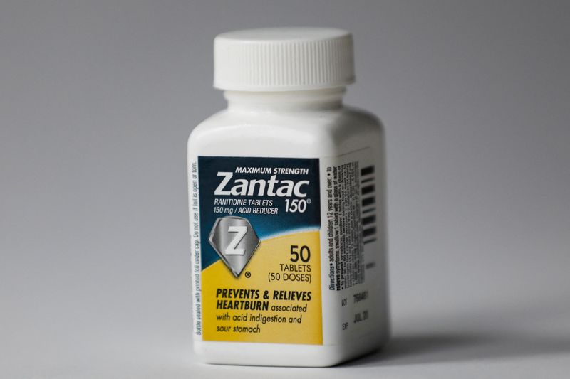 © Reuters. FILE PHOTO: A bottle of Zantac heartburn drug is seen in this picture illustration taken October 1, 2019. REUTERS/Brendan McDermid/Illustration/File Photo