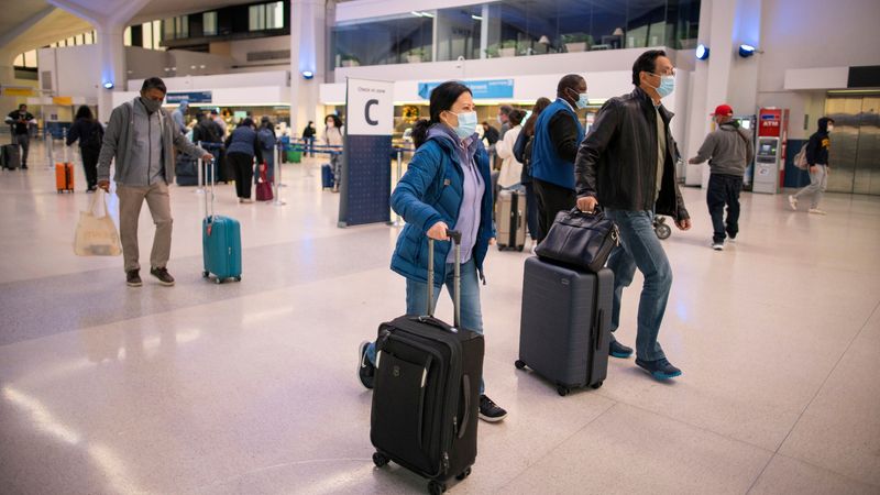 &copy; Reuters. FILE PHOTO: Passengers walk through the terminal at Newark Liberty International Airport in Newark, New Jersey, U.S., November 24, 2021. REUTERS/Eduardo Munoz/File Photo