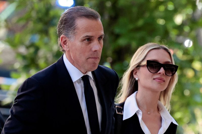 © Reuters. FILE PHOTO: Hunter Biden, son of U.S. President Joe Biden, arrives with his wife Melissa Cohen Biden at the federal court for his trial on criminal gun charges, in Wilmington, Delaware, U.S., June 10, 2024. REUTERS/Hannah Beier/File Photo