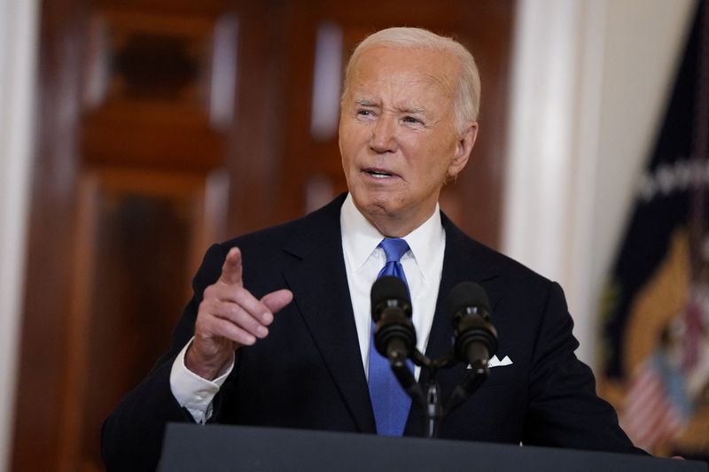 © Reuters. U.S. President Joe Biden delivers remarks after the U.S. Supreme Court ruled on former U.S. President and Republican presidential candidate Donald Trump's bid for immunity from federal prosecution for 2020 election subversion, at the White House in Washington, U.S., July 1, 2024. REUTERS/Elizabeth Frantz