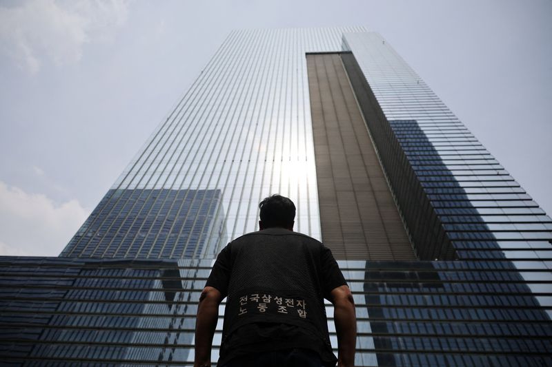 © Reuters. FILE PHOTO: Son Woo-mok, president of National Samsung Electronics Union, looks up at the company building while staging a walkout protest, in Seoul, South Korea, June 7, 2024.    REUTERS/Kim Hong-Ji/File Photo