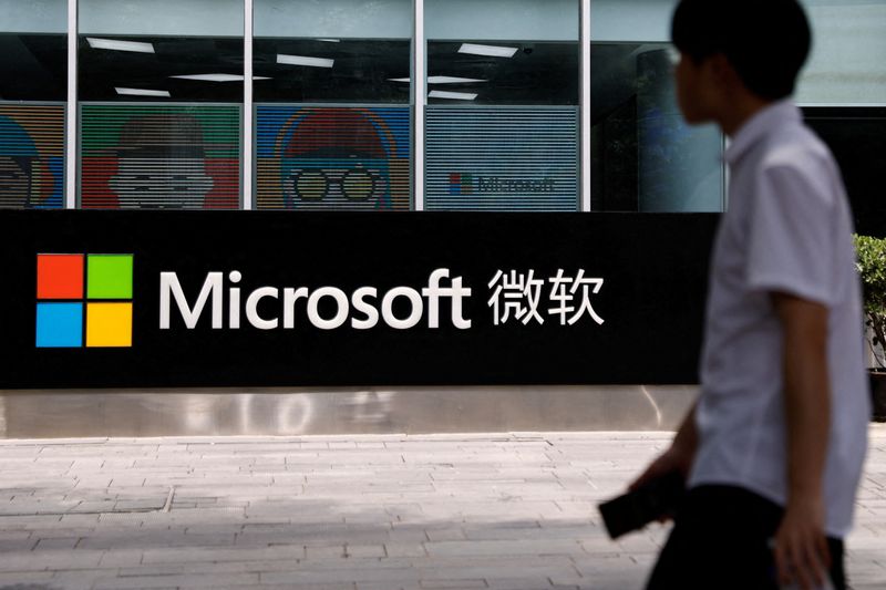 © Reuters. FILE PHOTO: A person walks past a Microsoft sign at its office building in Beijing, China May 25, 2023. REUTERS/Tingshu Wang/File Photo