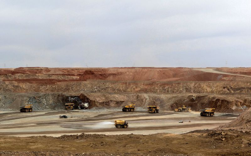 &copy; Reuters. Mining trucks are seen at the Oyu Tolgoi mine in Mongolia's South Gobi region June 23, 2012.  REUTERS/David Stanway/File Photo