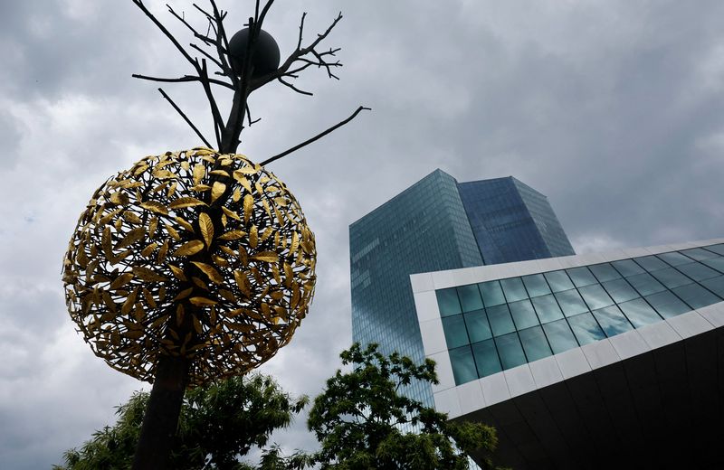 &copy; Reuters. FILE PHOTO: Dark clouds are seen over the building of the European Central Bank (ECB) before the ECB's monetary policy meeting in Frankfurt, Germany, June 6, 2024. REUTERS/Wolfgang Rattay/File Photo