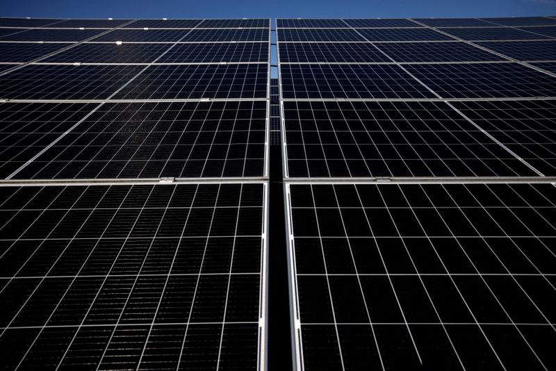 © Reuters. ARCHIVE PHOTO: Solar panels at Germany's largest solar park Weesow-Willmersdorf, owned by energy supplier EnBW AG, are seen in Werneuchen, Germany, September 21, 2023. REUTERS/Lisi Niesner/Archive photo