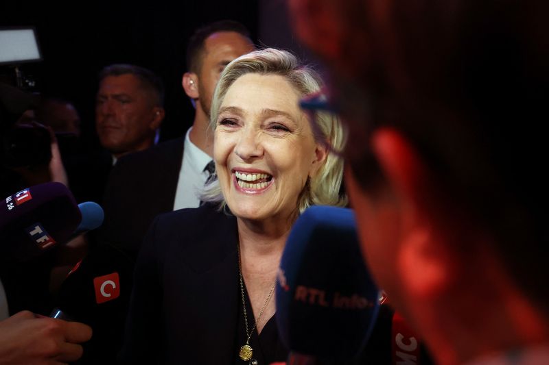 © Reuters. Marine Le Pen, French far-right leader and far-right Rassemblement National (National Rally - RN) party candidate, speaks to journalists after partial results in the first round of the early French parliamentary elections in Henin-Beaumont, France, June 30, 2024. REUTERS/Yves Herman