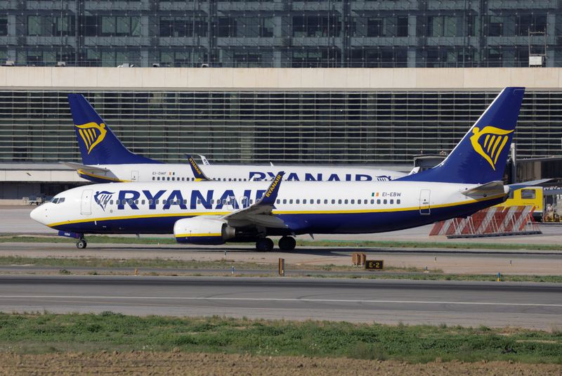 © Reuters. Two Boeing 737-8AS passenger aircrafts of Ryanair airline, taxi on a runway at Malaga-Costa del Sol airport, in Malaga, Spain, May 3, 2024. REUTERS/Jon Nazca/ File Photo