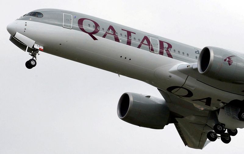 &copy; Reuters. FILE PHOTO: A Qatar Airways Airbus A350-900 aircraft takes off in Colomiers near Toulouse, France, October 19, 2017. REUTERS/Regis Duvignau/File Photo