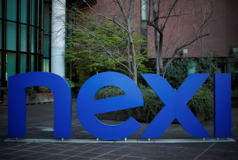 &copy; Reuters. Il logo di Nexi nei pressi della sede di Milano. REUTERS/Alessandro Garofalo